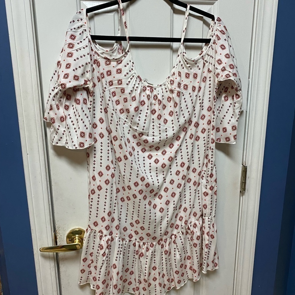 charlotte russe cold shoulder flutter Sleeve White Swing Dress Size M.